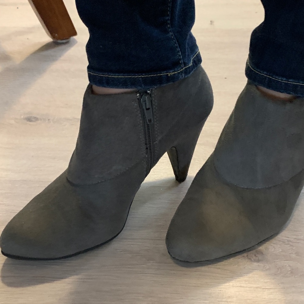 Fiona Grey booties 🦋 $5